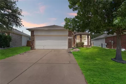 7445 Sunray Dr, Fort Worth, TX 76120