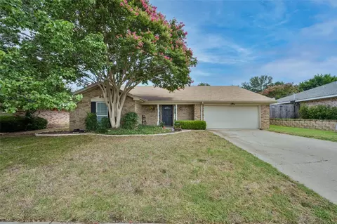 720 Springhill Dr, Hurst, TX 76054