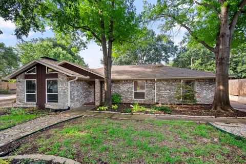 425 Manana Dr, Grand Prairie, TX 75050