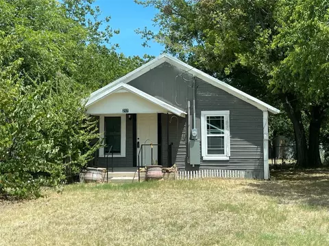 217 N Mills St, De Leon, TX 76444