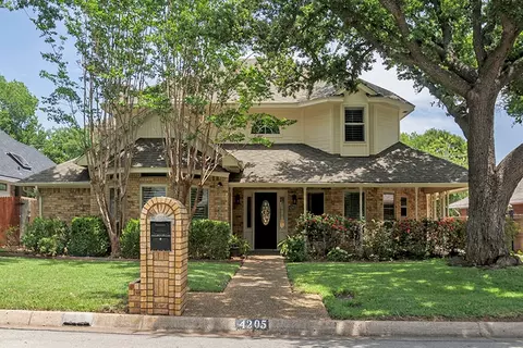 4205 Oak Springs Dr, Arlington, TX 76016