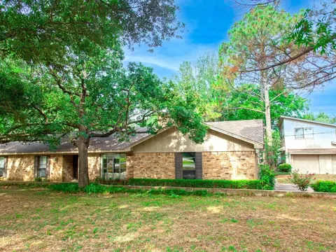 840 Beverly Dr, Burleson, TX 76028