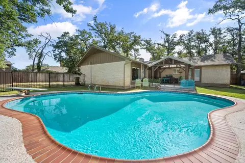 1616 Cresthaven Dr, Pantego, TX 76013
