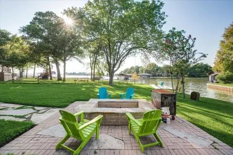 150 Enchanted Dr, Enchanted Oaks, TX 75156