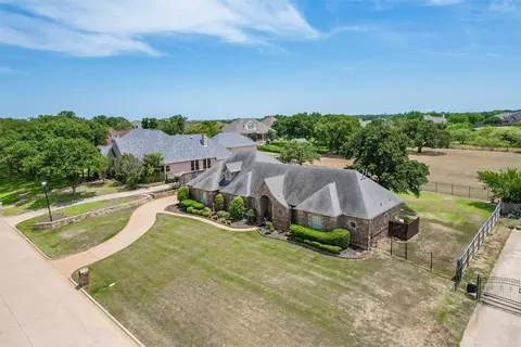 914 Shady Vale Dr, Kennedale, TX 76060