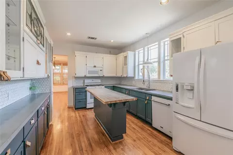 3004 Bridal Wreath Ln, Dallas, TX 75233