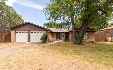 1105 Mckinley St, Benbrook, TX 76126