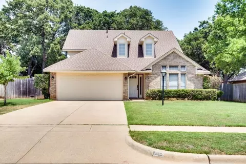 208 Arwine Dr, Hurst, TX 76053