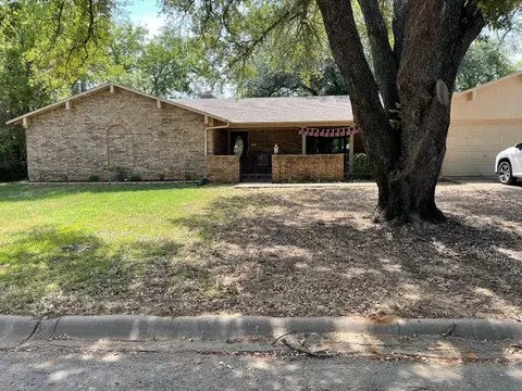 216 Woodlawn Dr, Keene, TX 76059