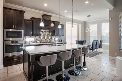 7488 Reverchon Dr, Irving, TX 75063