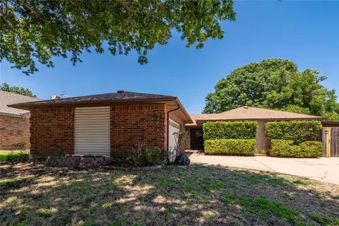 10208 Lone Pine Ln, Fort Worth, TX 76108