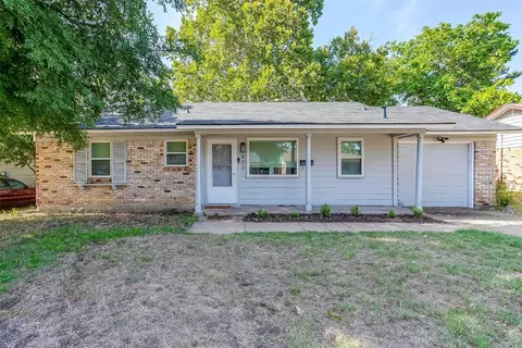 804 E Mission St, Crowley, TX 76036