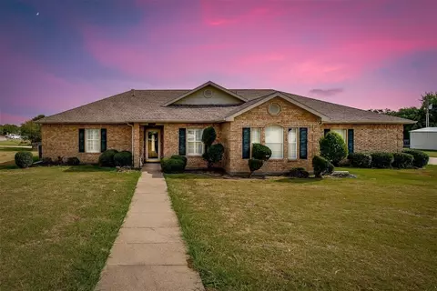 8301 Harvest Dr, Grandview, TX 76050