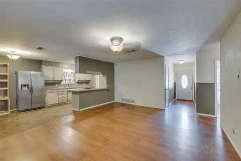 508 E Redbud Dr, Hurst, TX 76053 photo 3