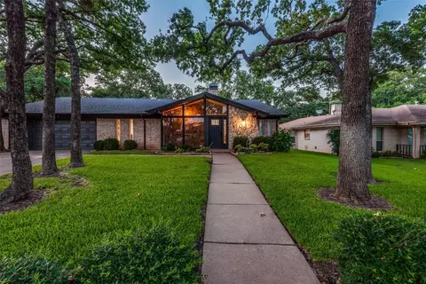712 Thousand Oaks Dr, Hurst, TX 76054
