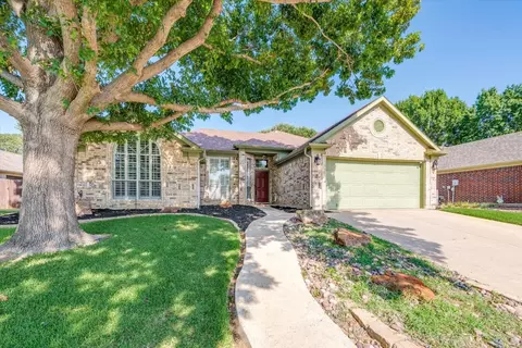 7324 Crabtree Ln, North Richland Hills, TX 76182