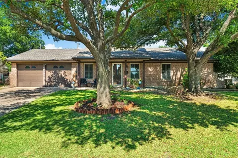 3829 Sagebrush Rd, Benbrook, TX 76116