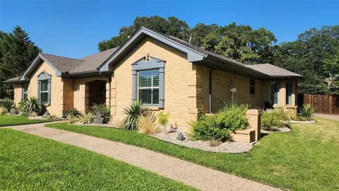 2105 Stonehill Ct, Arlington, TX 76012