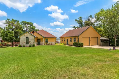 305 Lake Front Dr, Mabank, TX 75156