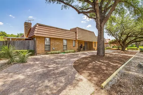 4909 Ledgestone Dr, Fort Worth, TX 76132