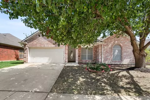 901 Shoal Creek Dr, Arlington, TX 76001