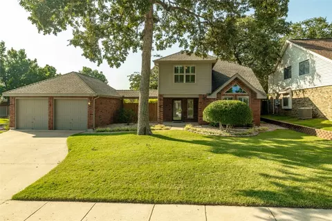 514 Holliday Ln, Euless, TX 76039