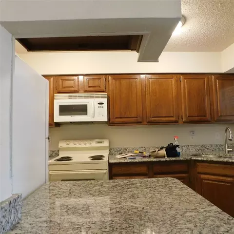 1909 Cloisters Dr #1022, Arlington, TX 76011