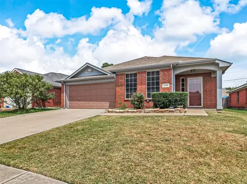 2516 Taos Dr, Grand Prairie, TX 75051