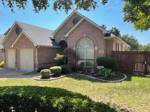 2301 Meadow Creek Dr, Bedford, TX 76021