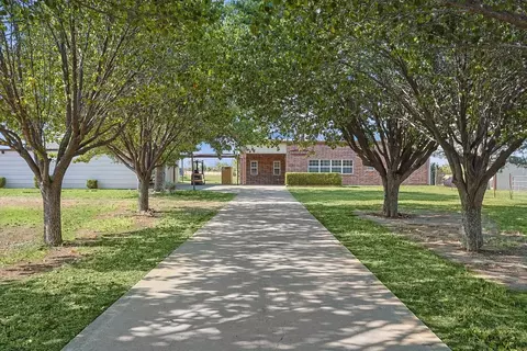 8618 Palmer Ln, Ponder, TX 76259