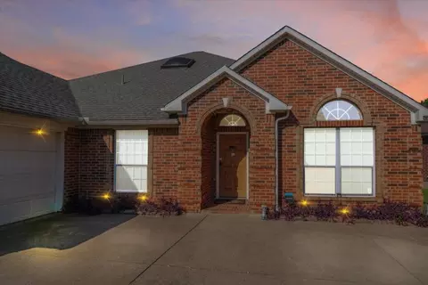 2707 Forest Lake Dr, Grand Prairie, TX 75052