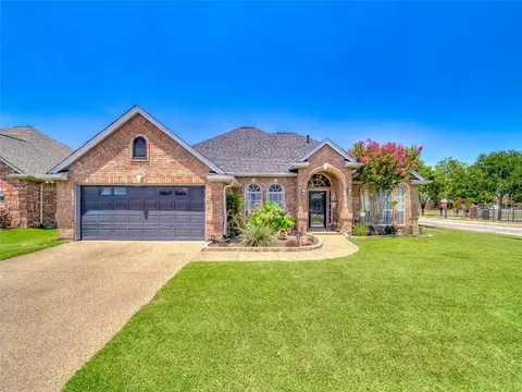 2725 Cedar Springs Ct, Bedford, TX 76021