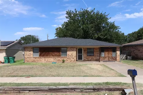 912 N Henrietta St, Henrietta, TX 76365