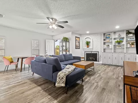 907 S Delaware St, Irving, TX 75060