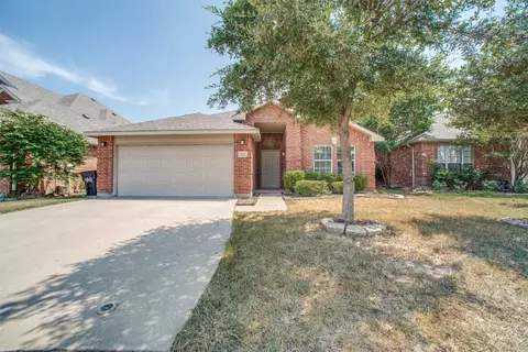 413 Sandy Creek Dr, Fort Worth, TX 76131