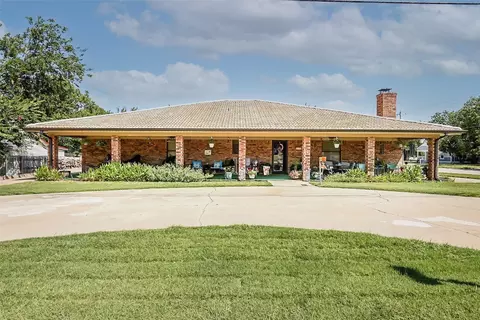 111 E Bois D Arc St, Nocona, TX 76255