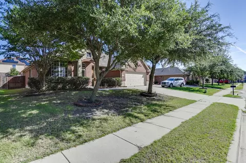 5840 Sunny Meadow Ln, Grand Prairie, TX 75052