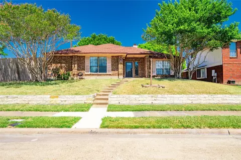 906 Crest Meadow Ln, Mesquite, TX 75181