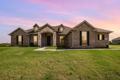 690 Serenity Ln, Red Oak, TX 75154