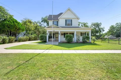 1320 S Lindsay St, Gainesville, TX 76240