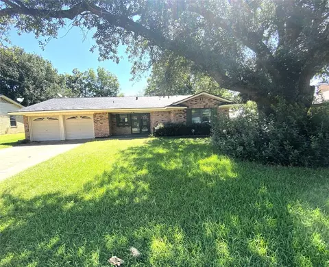 2400 Linda Dr, Ennis, TX 75119