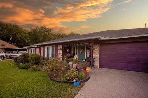 821 Forest Ct, Burleson, TX 76028