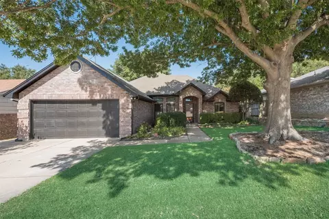 7120 Summerset Dr, Benbrook, TX 76126