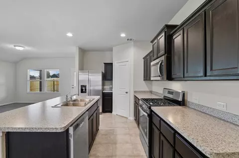 541 Bronze Cir E, Springtown, TX 76082 photo 5