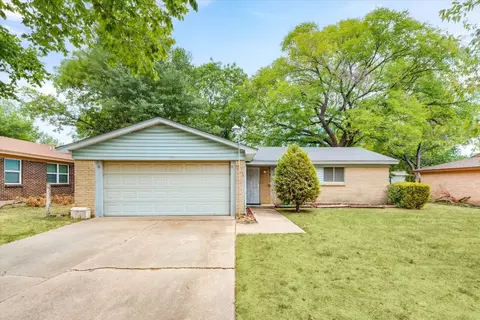 711 Simmons Dr, Euless, TX 76040