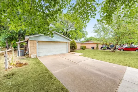 711 Simmons Dr, Euless, TX 76040 photo 4