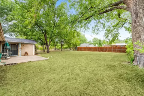 711 Simmons Dr, Euless, TX 76040 photo 2