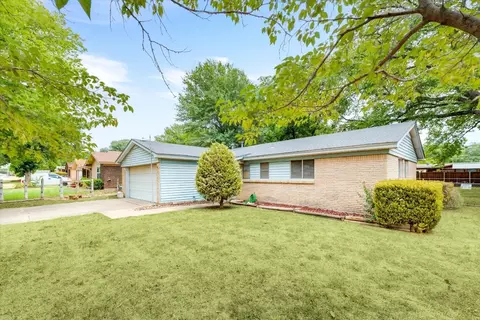 711 Simmons Dr, Euless, TX 76040 photo 5