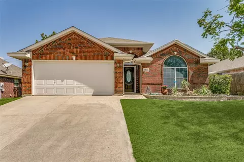 3821 Berrybush Ln, Fort Worth, TX 76137