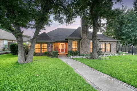 6906 Trapper Ct, Arlington, TX 76001